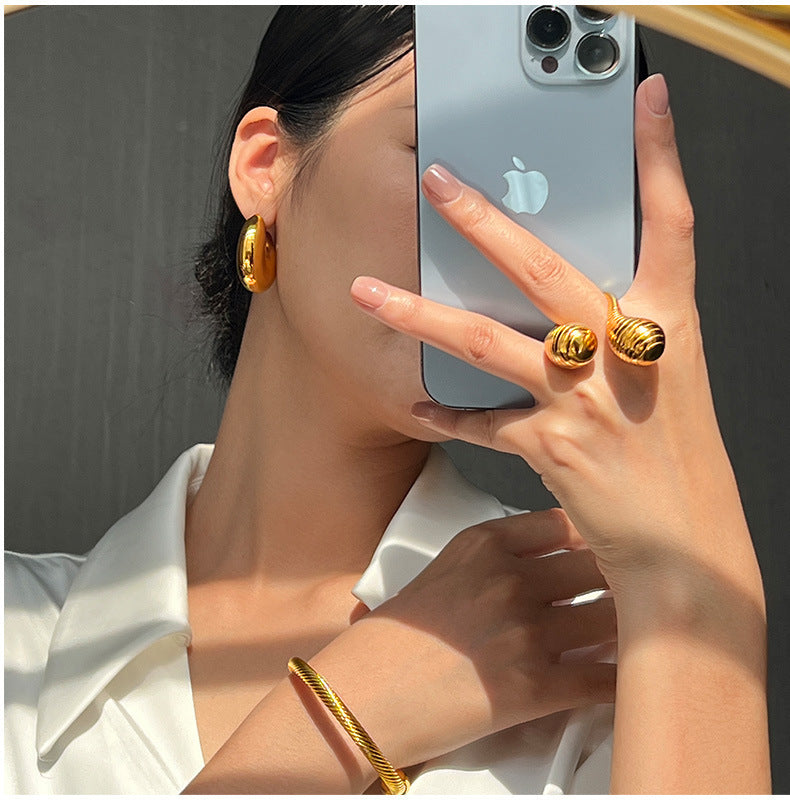 European and American fashion gold geometric C- shaped earrings titanium steel plated 18K gold simple design hollow bright three-dimensional earrings